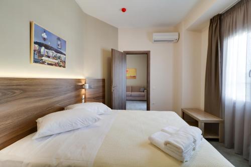 アテネにあるAthens Comfortのベッドルーム1室(ベッド1台、タオル2枚付)