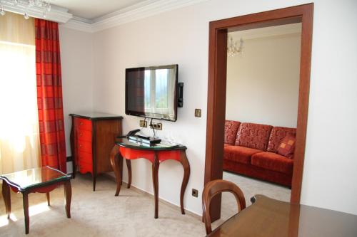 TV a/nebo společenská místnost v ubytování Hotel zum Heiligen Geist