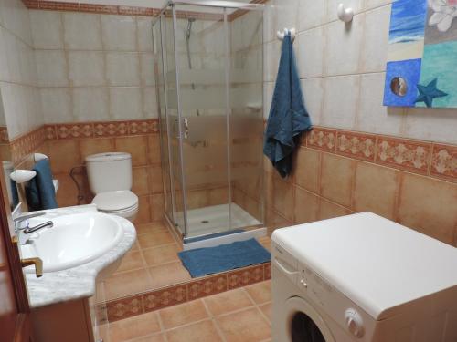コスタ・テギセにあるCasa Pedroのバスルーム(シャワー、洗面台、トイレ付)