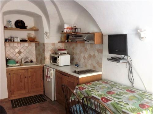 A kitchen or kitchenette at Antica Casa in Pietra