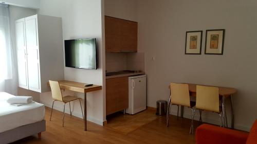 TV a/nebo společenská místnost v ubytování Sappho Studios