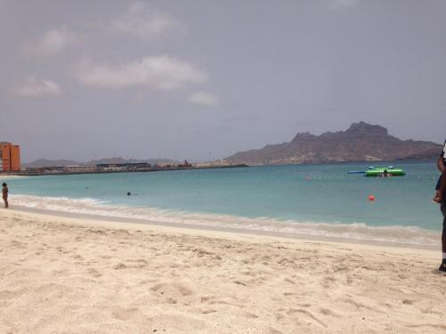 ミンデロにあるMaderalzinhoの海浜に立つ者