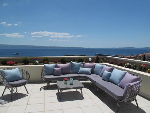 un patio con sofá, 2 sillas y una mesa en Tajla Rooms en Split