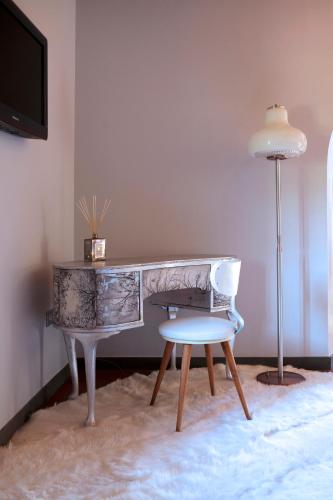a desk with a chair and a lamp in a room at Agriturismo La Casa Di Rodo in Quarrata