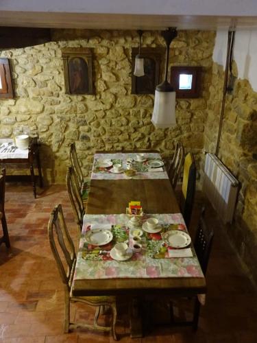 A restaurant or other place to eat at La Casona de Villanueva de Colombres