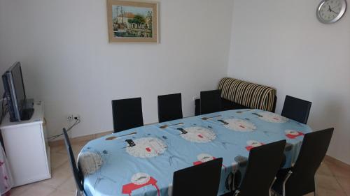 Μια τηλεόραση ή/και κέντρο ψυχαγωγίας στο Apartments Anastazija