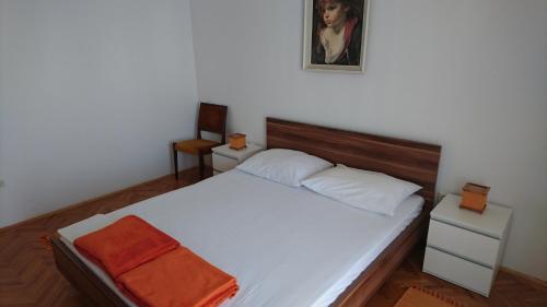 Tempat tidur dalam kamar di Apartments Anastazija