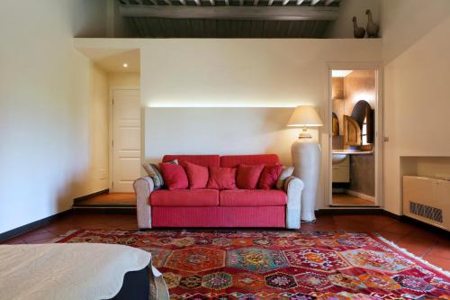 a living room with a red couch in a room at Agriturismo La Casa Di Rodo in Quarrata