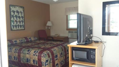 Łóżko lub łóżka w pokoju w obiekcie Skyline Motel