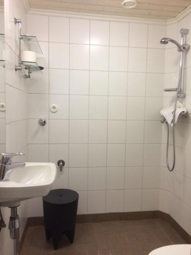a bathroom with a sink and a shower at Gran Hotellihuoneistot 2 in Suolahti