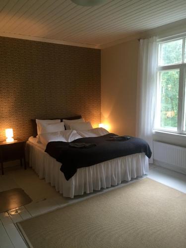 a bedroom with a large bed with white sheets and pillows at Gran Hotellihuoneistot 2 in Suolahti