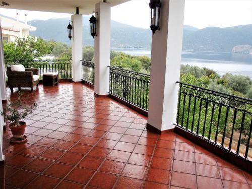 Fotografia z galérie ubytovania Waterfront Mediterranean Villa v destinácii Skroponeria
