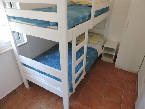 a bunk bed room with two bunk beds at Apartment Areta in Ravni