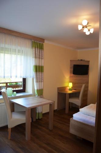 a room with a table and a bed and a window at Frühstückspension Porranzl in Hofamt Priel