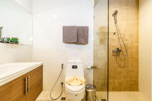 Ένα μπάνιο στο Apartments at The Bliss Condo by Lofty