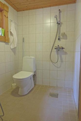 un bagno con wc e doccia di Villa Nina a Luikonlahti