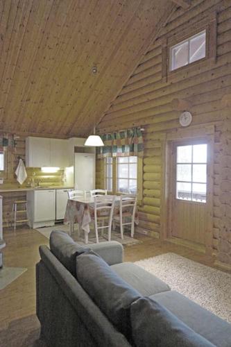 un soggiorno con un divano e un tavolo di Villa Nina a Luikonlahti