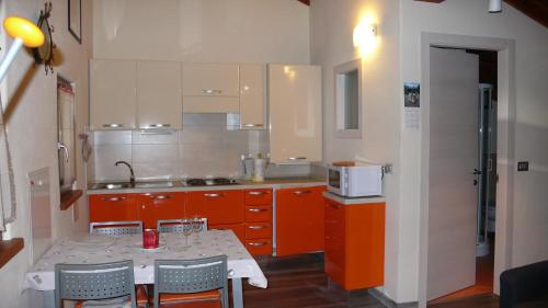 Una cocina o zona de cocina en Lo Galetas - Alloggio ad uso turistico-VDA-AOSTA-n 0100