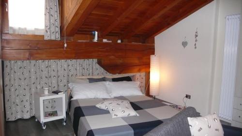 Un pat sau paturi într-o cameră la Lo Galetas - Alloggio ad uso turistico-VDA-AOSTA-n 0100