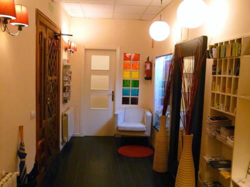 マドリードにあるHostal Goyal Pizarroの小さな部屋(椅子、ドア付)