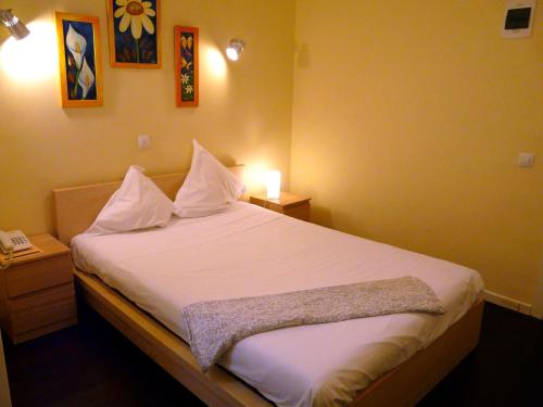 A bed or beds in a room at Hostal Goyal Pizarro