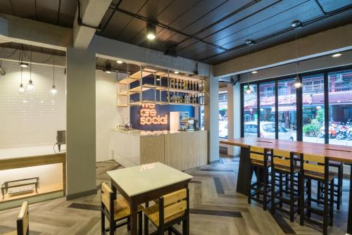 een eetkamer met een tafel en wat stoelen bij Alfresco Phuket Hotel in Patong Beach