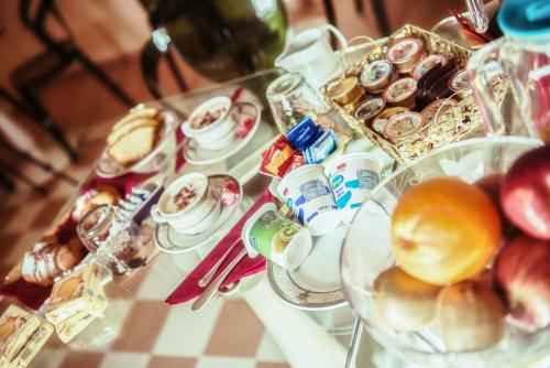 una mesa con una bandeja de comida para el desayuno. en B&B Cribò, en San Giuliano Terme