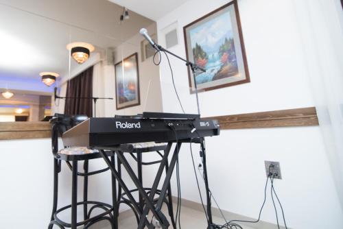 a keyboard on a stand in a room with a microphone at Holiday Resort Zlatni Dol Mostar in Goranci