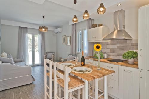 een keuken en eetkamer met een tafel en stoelen bij Antikri villas in Kyra Panagia