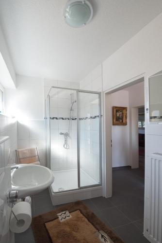 ein Badezimmer mit Dusche und Waschbecken in der Unterkunft Ferienwohnung Anke - Appartement 5b in Heinsberg