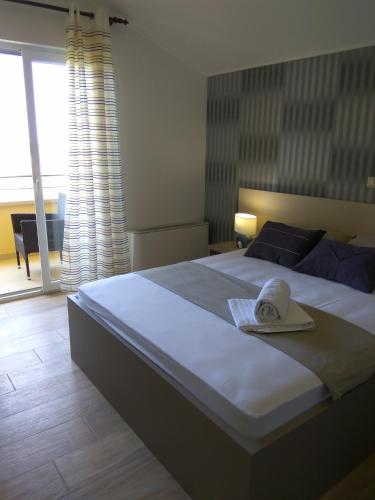 a bedroom with a bed with a hat on it at B&B Villa Oasa 3 in Rovinjsko Selo