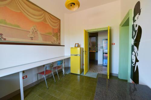 アルバ・アドリアティカにあるOstello La Stazioneの黄色い冷蔵庫付きの部屋、廊下