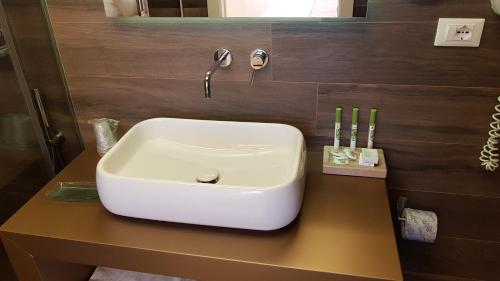 a white sink on a counter in a bathroom at Hotel Victoria in Torre Santa Sabina