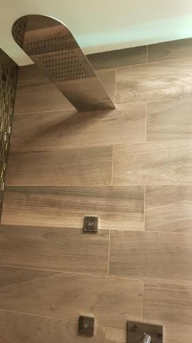 a wooden floor with two speakers in a room at Hotel Victoria in Torre Santa Sabina