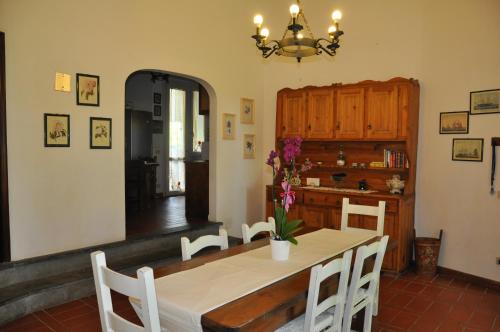 マッサローザにあるCasa Vacanze Graziaのダイニングルーム(テーブル、白い椅子付)