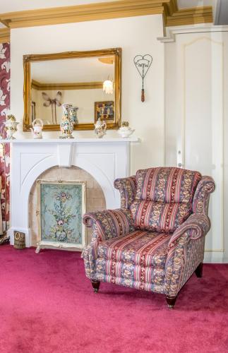 a living room with a couch and a fireplace at Creston Villa Guest House in Lincoln