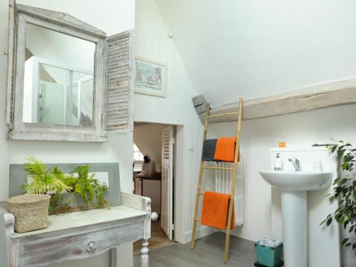 a bathroom with a sink and a mirror at La Vigne in Saint-Jean-de-Rebervilliers