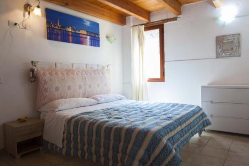 クアルトゥ・サンテーレナにあるApartment in Quartu Sant'Elena 26308のベッドルーム(ベッド1台、窓付)