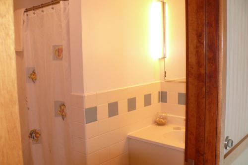 y baño con bañera, lavamanos y ducha. en Sea Drift Motel, en Old Orchard Beach