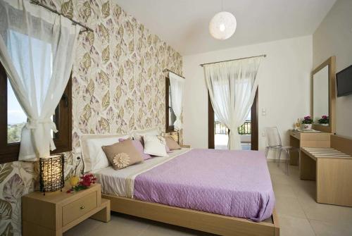 アデリアノス・カンポスにあるOrsaliaのベッドルーム1室(紫色のベッドカバー付きの大型ベッド1台付)