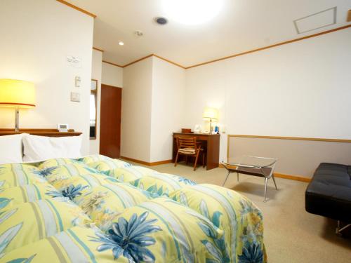 Pokój hotelowy z łóżkiem i biurkiem w obiekcie Hotel Trend Saijo w mieście Saijo