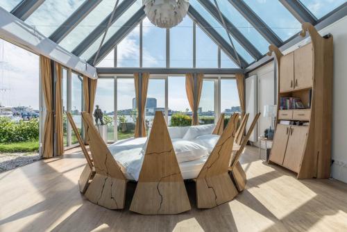 a bedroom with a bed in a room with windows at The Panorama Suite (Mandelahuisje) in Amsterdam