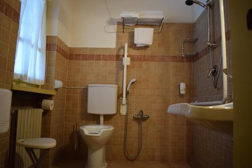 La salle de bains est pourvue de toilettes et d'un lavabo. dans l'établissement Agriturismo Cà Del Lupo, à Palazzolo sullʼOglio