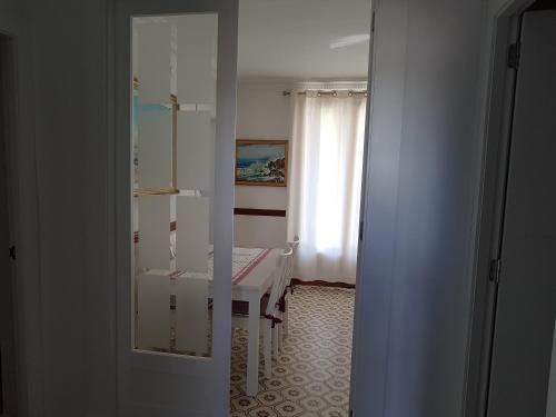 a white room with a table and a window at Las Belisas in Arenal d'en Castell