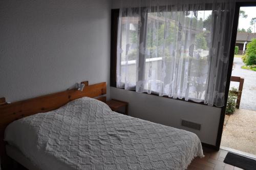 une chambre avec un lit et une grande fenêtre dans l'établissement 