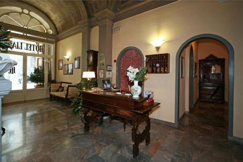 una sala de estar con piano y una habitación con sofá en Hotel Villa Liana, en Florencia