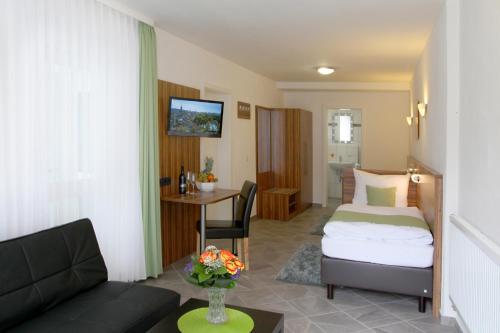 Postel nebo postele na pokoji v ubytování Hotel Garni Goldene Traube