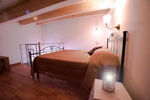 シラクーサにあるAura Ortigia Apartmentsのベッドルーム1室(ベッド1台、ランプ付きテーブル付)
