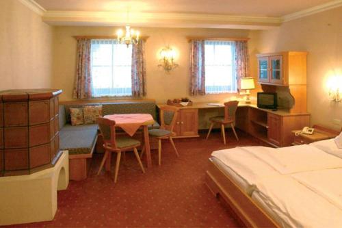 um quarto de hotel com uma cama e uma secretária e um quarto em Schreiner's - Das Waldviertel Haus em Laimbach am Ostrong