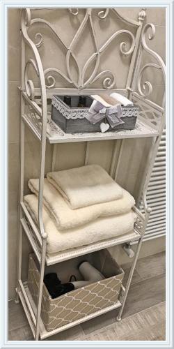 a towel rack with some towels on it at Lanterna Room&Breakfast in Carpi